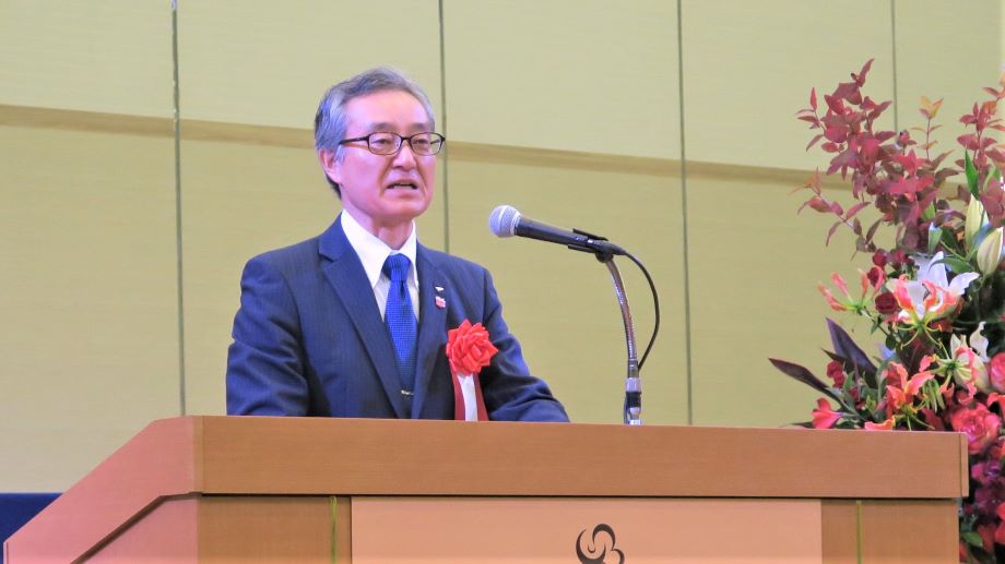 社員へのメッセージを送る青木社長